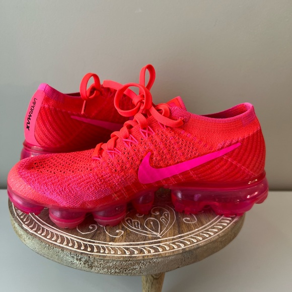 Nike Air VaporMax FlyKnit Sneaker Hyper Punch Pink Blast -- Hot Pink Color - Picture 2 of 8